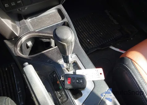 2017 Toyota Rav4 Hybrid Xle z USA, uszkodzony, nr VIN JTMRJREV3HD112034